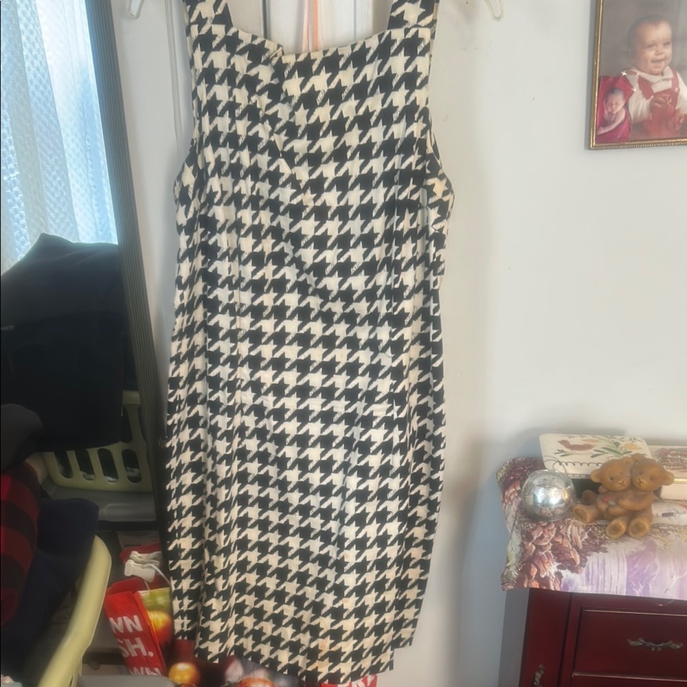 Black and White Sleeveless Sheath Midi Dress